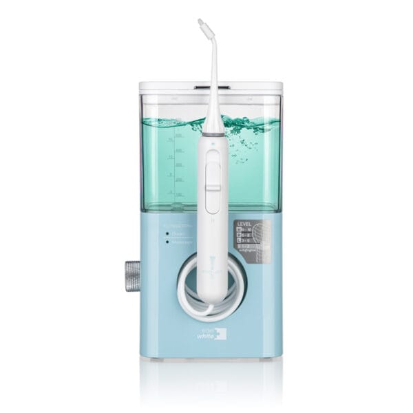 edel+white Flosserpik Pro Station – leistungsstarke Munddusche mit 10 Druckstufen, 2 Modi und 4 Aufsätzen für gründliche Zahn- und Zahnfleischpflege. Abbildung Produkt mit Flüssigkeit im Behälter.