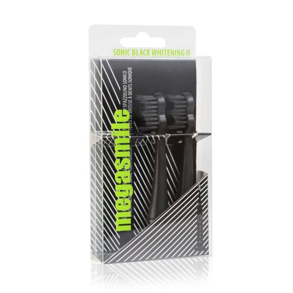 megasmile Sonic Black Whitening II Ersatzbürstenköpfe Ink Black – mit Aktivkohle-Borsten für sanfte Zahnaufhellung. Abbildung in Verpackung.