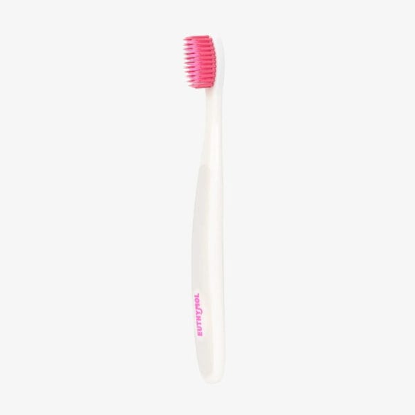 Euthymol Whitening Zahnbürste – Weisse Handzahnbürste mit Flex-Firm-Technologie für sanfte Plaque-Entfernung. Abbildung Zahnbürste.