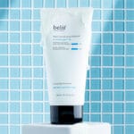 belif Jelly-to-Foam Cleanser 160ml – Sanfter Gesichtsreiniger mit Hyaluronsäure & Kräutern. Produkt im Badezimmer, blaue Plättli im Hintergrund.