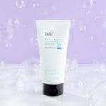 belif Jelly-to-Foam Cleanser 160ml – Sanfter Gesichtsreiniger mit Hyaluronsäure & Kräutern. Produkt, bubbles and lilac background.
