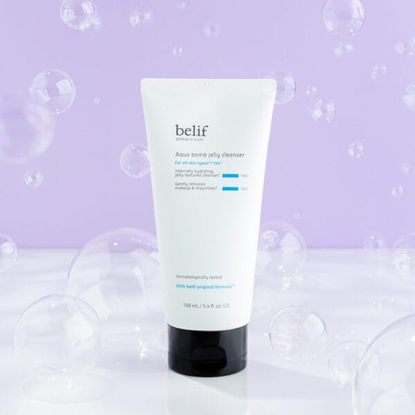 belif Jelly-to-Foam Cleanser 160ml – Sanfter Gesichtsreiniger mit Hyaluronsäure & Kräutern. Produkt, bubbles and lilac background.