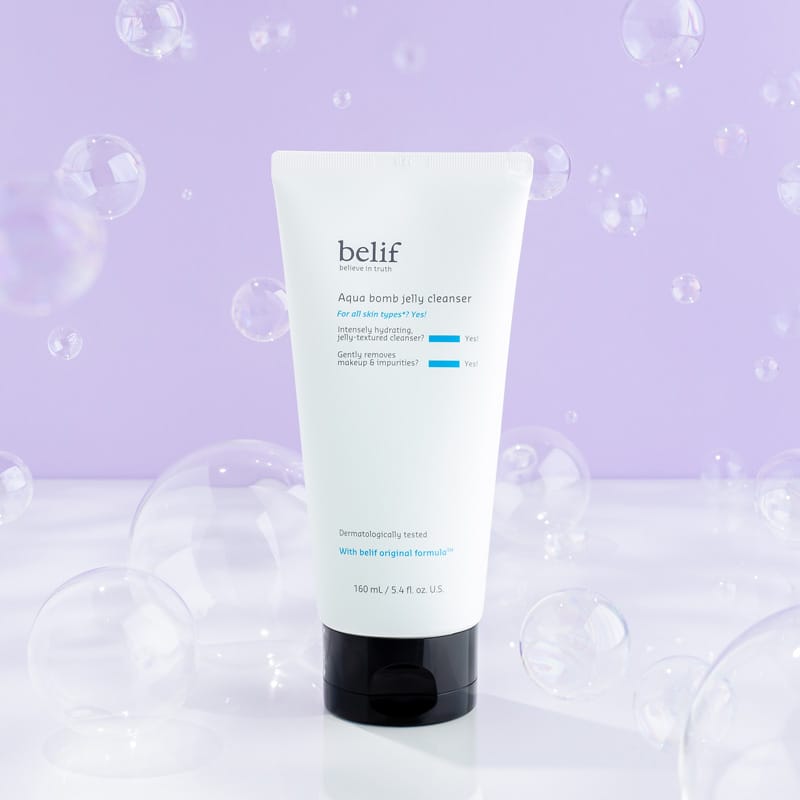 belif Jelly-to-Foam Cleanser 160ml – Sanfter Gesichtsreiniger mit Hyaluronsäure & Kräutern. Produkt, bubbles and lilac background.