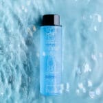 belif Aqua Bomb Hydrating Toner 200ml – Feuchtigkeitsspendender Gesichtstoner mit Hyaluronsäure & Niacinamid. Imagebild, Toner im Wasser.