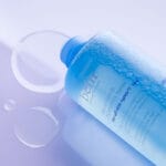 belif Aqua Bomb Hydrating Toner 200ml – Feuchtigkeitsspendender Gesichtstoner mit Hyaluronsäure & Niacinamid. Imagebild, Toner ohne Deckel, bubbles.