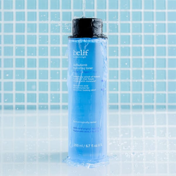belif Aqua Bomb Hydrating Toner 200ml – Feuchtigkeitsspendender Gesichtstoner mit Hyaluronsäure & Niacinamid. Imagebild, Toner im Badezimmer.