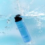 belif Aqua Bomb Hydrating Toner 200ml – Feuchtigkeitsspendender Gesichtstoner mit Hyaluronsäure & Niacinamid. Imagebild, Toner im Wasser, splash.