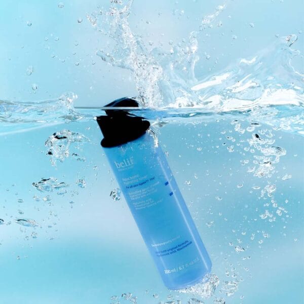 belif Aqua Bomb Hydrating Toner 200ml – Feuchtigkeitsspendender Gesichtstoner mit Hyaluronsäure & Niacinamid. Imagebild, Toner im Wasser, splash.