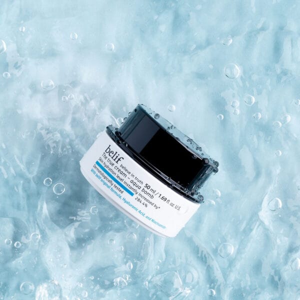 belif Aqua Bomb Hydrating Gel-Cream 50ml Produktfoto auf Eis – Ultraleichte, ölfreie Feuchtigkeitscreme mit Hyaluronsäure & Niacinamid für sofortige Hydration