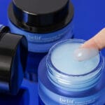 belif Jelly-Pudding Overnight Mask 75ml - Night mask with hyaluronic acid & niacinamide for intensive moisture. Image picture, finger in mask. 