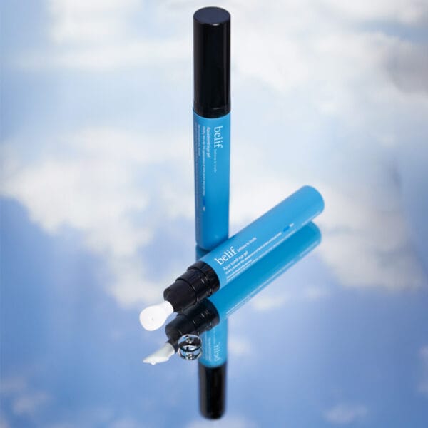 belif Aqua Bomb Depuffing Eye Gel 15ml - gel rafraîchissant pour les yeux à base de caféine, d'acide hyaluronique & de niacinamide. Image, Eye Gel avec des nuages en arrière-plan. 