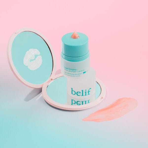belif Mint Plumper Lipcerin 15ml - Baume à lèvres repulpant & masque à la menthe, aux peptides et au complexe multi-vitaminé. Illustration du baume à lèvres, contenu rose et miroir de maquillage.