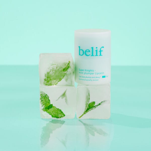 belif Mint Plumper Lipcerin 15ml - Baume à lèvres repulpant & masque à la menthe, aux peptides et au complexe multi-vitaminé. Illustration baume à lèvres à la menthe dans des glaçons.