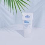 Dr. Belmeur Balancing Water Cream - crème hydratante légère pour peaux grasses & sensibles, régule le sébum et hydrate. Illustration photo du produit sous palmier. 