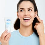 Dr. Belmeur Balancing Water Cream - crème hydratante légère pour peaux grasses & sensibles, régule le sébum et hydrate. Figure Femme se met de la crème sur le visage. 