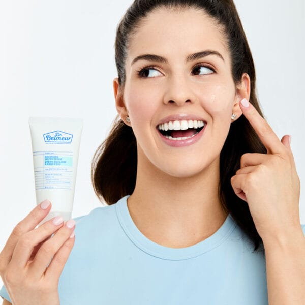 Dr. Belmeur Balancing Water Cream - crème hydratante légère pour peaux grasses & sensibles, régule le sébum et hydrate. Figure Femme se met de la crème sur le visage. 