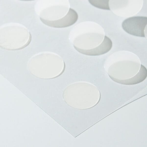 Dr. Belmeur Clarifying Cover Spot Patches - patchs transparents contre l'acné et les boutons à l'huile d'arbre à thé, à l'acide salicylique et à l'extrait de fireweed. Illustration détail des patchs. 