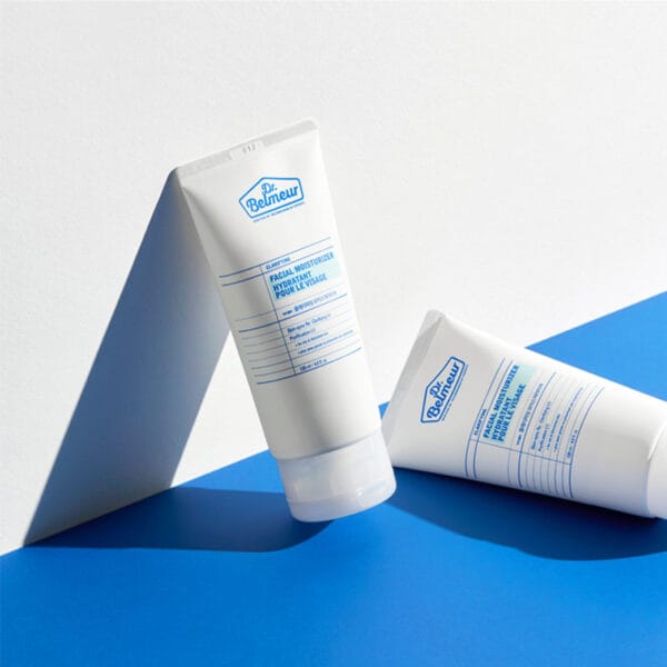 Dr. Belmeur Clarifying Facial Moisturizer 120ml – leichte Feuchtigkeitscreme für zu Akne neigende Haut mit Niacinamid und Panthenol. Abbildung zwei Produkte auf blauem Hintergrund.