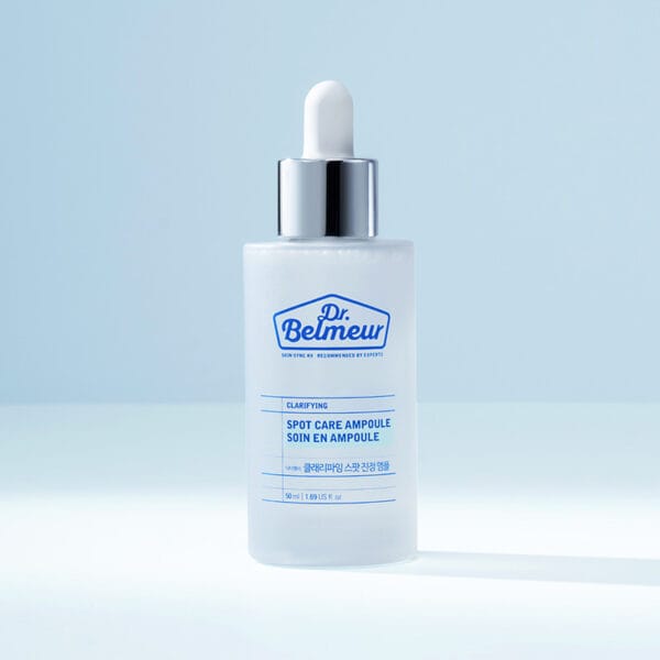 Dr. Belmeur Spot Care Ampoule 22ml - soothing serum with panthenol, beta-glucan, chaga mushroom and tea tree oil against blemishes and redness. Image of product with blue background. 