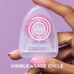 REACH POP Zahnseide Zimt – vegane, gewachste Zahnseide mit 384 Mikrofäden & nachhaltiger Verpackung, 50m. Abbildung visible usage cycle, Zahnseide in der Hand.