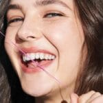 REACH POP Zahnseide Zimt – vegane, gewachste Zahnseide mit 384 Mikrofäden & nachhaltiger Verpackung, 50m. Abbildung Zahnseide in Aktion.