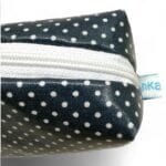Kosmetiktasche in marineblau/weiss handgemacht Grösse 22x7x5cm Ansicht Nahaufnahme geschlossen