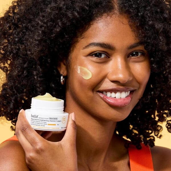 belif ultraleichte Vitamin-Gel-Creme mit Hyaluronsäure & Antioxidantien für strahlende, pralle Haut 50ml, Imagebild Frau hält Produkt hoch und hat Cream im Gesicht