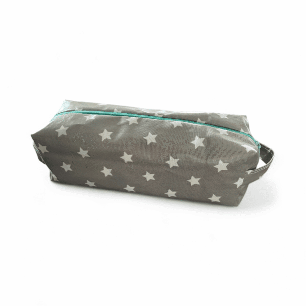 Kosmetiktasche in grau/weiss handgemacht Grösse 24x8x8cm Ansicht seitlich