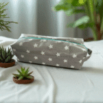 Trousse de toilette en gris/blanc faite à la main taille 24x8x8cm image de scène