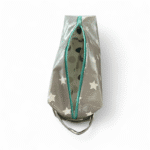 Trousse de toilette en gris/blanc faite à la main taille 24x8x8cm vue ouverte sur le devant